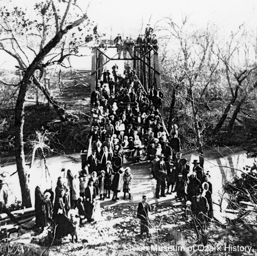 Bridge construction, War Eagle Creek, Withrow Springs (Madison County, Arkansas), 1914.