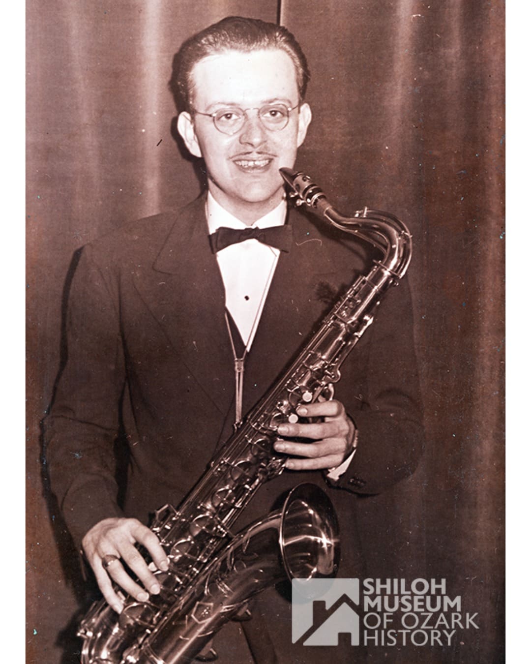 😀🎷 Happy #NationalSaxophoneDay. Today we bring you William Luther (1910-1986) in this undated photo. According to his obituary, he was a University of Arkansas graduate and a retired experimental technician and machinist with the University of California in Los Angeles. The obituary further noted that Luther was a lifelong musician and a member of the original Harry James Orchestra, which boosted singer Frank Sinatra’s career. Luther lived in Rogers during the latter part of his life.

📷 Photo from the Shiloh Museum’s Washington County Historical Museum (P-4304).

#HarryJamesOrchestra #RogersArkansas