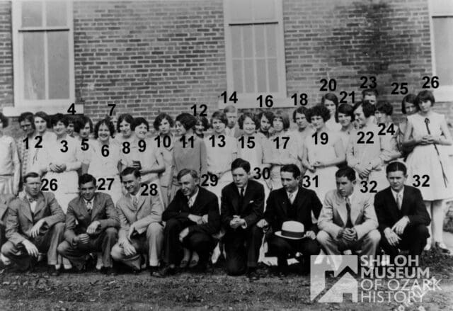π Look at these fashionable teenagers! We donβt know who, or when, this photo of these Bentonville High School students was taken, but with the girlsβ π©β𦱠bobbed haircuts, it suggests it may have been the 1920s, when this style was popular. Can anyone help us with this information for todayβs π· #PhotoIDFriday? Thank you!
#BentonvilleArkansas #BentonvilleHighSchool #ArkansasOzarks
