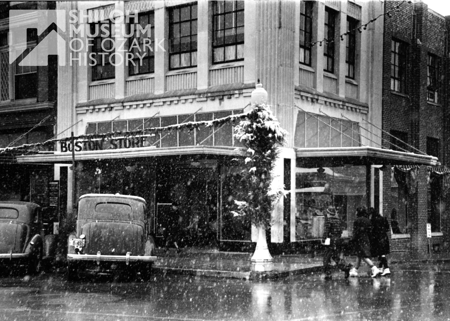 🎄 We wish you a wonderful 🔔 Christmas and holiday season! We’ll re-open at 10 a.m. Saturday, December 27. Come see us!

📷 Photo is of the northeast corner of the Fayetteville Square, where Arvest Bank is today. From the Shiloh Museum’s Ada Lee Smith Shook Collection (S-97-2-226).

#FayettevilleArkansas #FayettevilleSquare #ArkansasOzarks #OzarkHistory