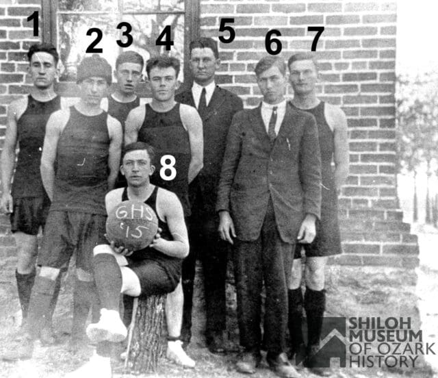 📷 We know it’s a 🏀🏀🏀 long shot getting IDs on these young men, but this is what basketball in Gentry looked like in 1915. This looks like it could be a high school team, but we don’t know. Can anyone provide information as to who these people are and the building behind them?
#PhotoIDFriday #GentryArkansas #ArkansasOzarkss #OzarkHistory