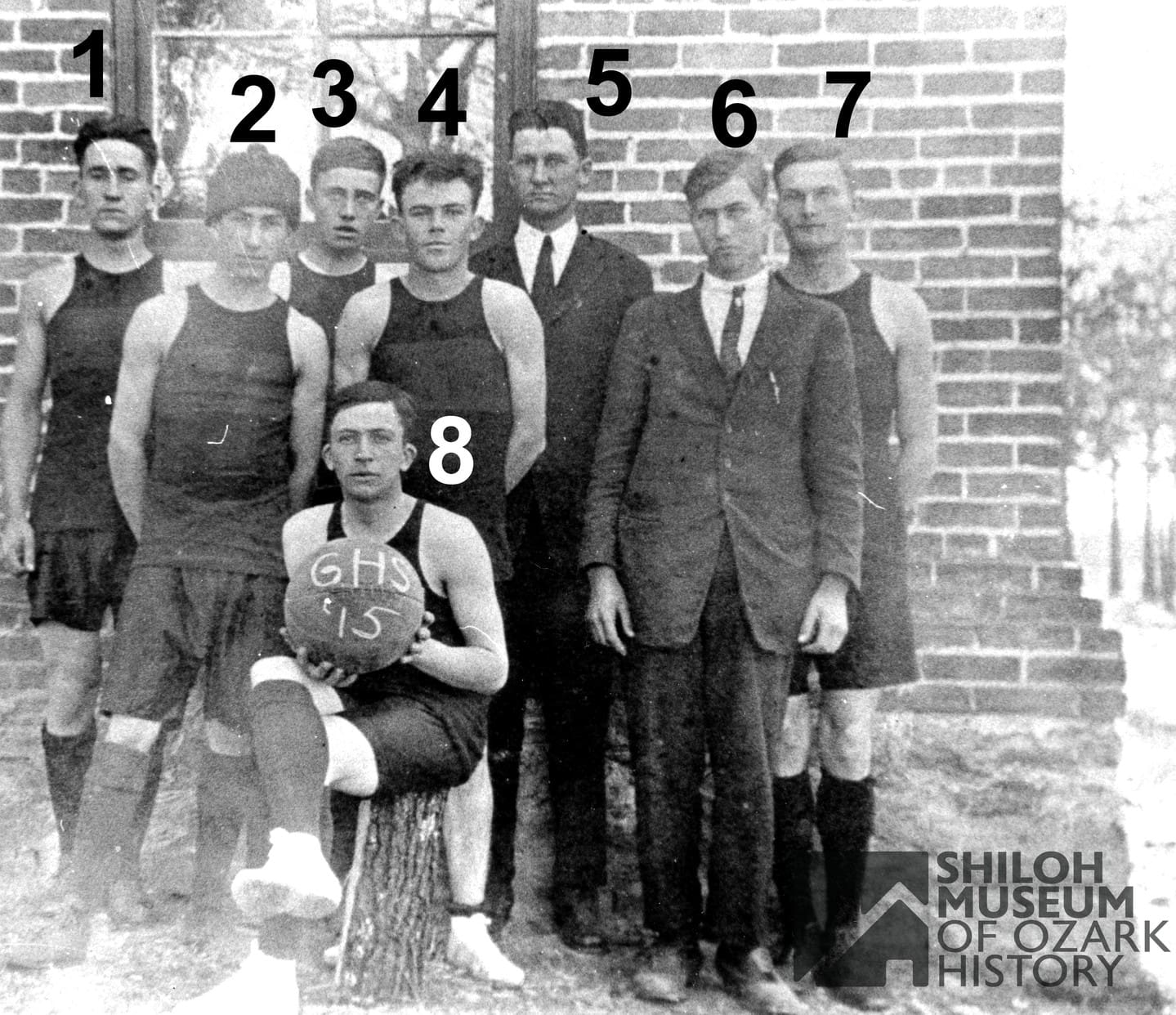 📷 We know it’s a 🏀🏀🏀 long shot getting IDs on these young men, but this is what basketball in Gentry looked like in 1915. This looks like it could be a high school team, but we don’t know. Can anyone provide information as to who these people are and the building behind them?
#PhotoIDFriday #GentryArkansas #ArkansasOzarkss #OzarkHistory