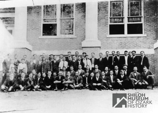 📷 Today’s #PhotoIDFriday mystery is this group of students from John Brown University in Siloam Springs. We don’t know who they are, when it was taken or if it was on the JBU campus. Does anyone see anyone or anything familiar? Thank you!

#SiloamSprings #JohnBrownUniversity #ArkansasOzarks #OzarkHistory