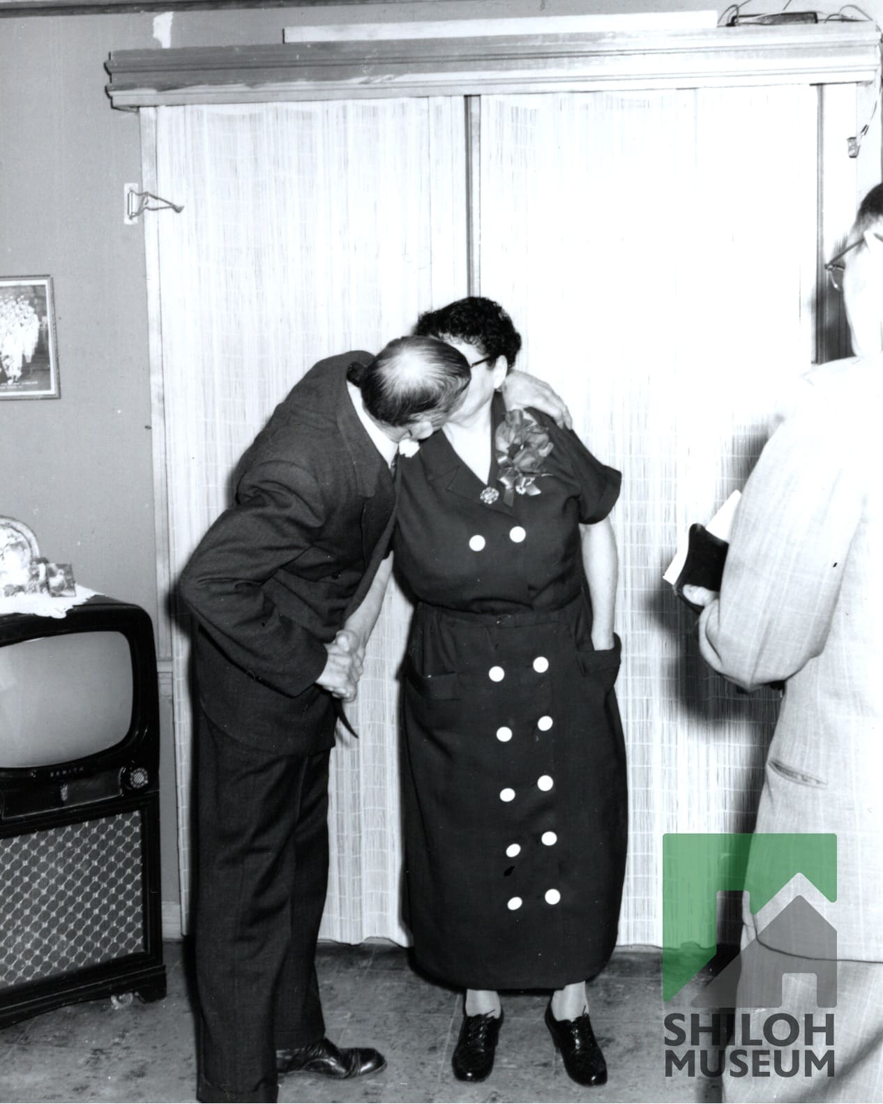 ❤️❤️ Happy Valentine’s Day! ❤️❤️ May your day be filled with 😍 love. Photo of this unknown couple, possibly during a small home 💍 wedding, was taken by Floy Scroggins of Springdale.
From the Shiloh Museum’s Floy A. Todd Ballenger Scroggins Collection (S-2002-84-270).
#ValentinesDay #ArkansasOzarks #OzarkHistory