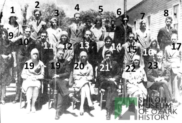 Look at the 👒👒👒 hats of these young ladies and the lapels on the young men’s 🧥🧥🧥 jackets! This is how the Gentry High School class of 1930 dressed! Who are they? Where are they? That’s where we need your help for today’s installment of 📷 #PhotoIDFriday. Post your thoughts in the comments! 👇

#GentryArkansas #GentryHighSchool #BentonCounty #BentonCountyArkansas