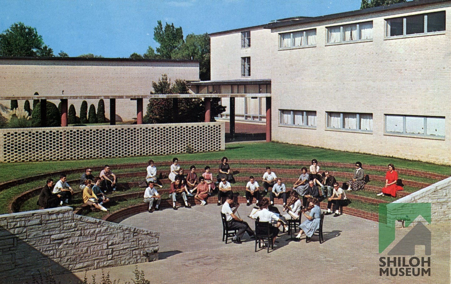 Mid-century modern magic. ✨ 🎶

With the @uarkansas Fine Arts Center reopening its doors, we’re revisiting its early years. This undated postcard captures a quartet performing for students in the iconic space designed by local legend Edward Durell Stone.

Check out our link in bio for more from our archives! 📸

From the Shiloh Museum’s William A. Myers Collection (S-2006-117-94).

#UofA #EdwardDurellStone #MuseumArchives #FayettevilleArkansas #FineArtsCenter
