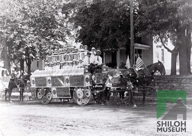 😀 💐 Happy #MayDay! Let’s rewind to 1915 when the Fayetteville Mercantile Company float rolled through (where else?) Fayetteville for a May Day parade. Where in Fayetteville, you ask? Let’s make this a #PhotoIDFriday and you tell us!

Have a great weekend!

📷 Photo from the Shiloh Museum’s Washington County Historical Society Collection (P-248).

#FayettevilleArkansas #OzarkHistory #ArkansasOzarks