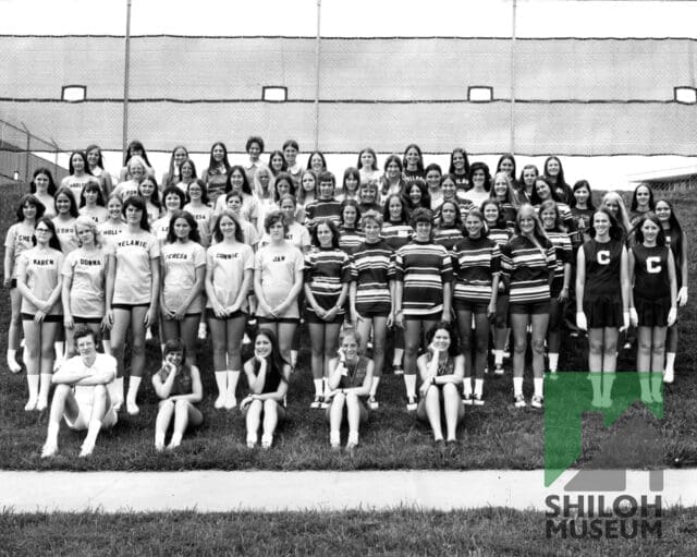 ✨ We need your help identifying this crowd for today's 📷 #PhotoIDFriday! This sea of faces is the University of Arkansas Drill Team Camp from June 1973. Our records show this was taken right outside Pomfret Hall.
Recognize a friend? See yourself in your striped camp shirt? We have zero names for this group (except for those noted on the T-shirts) and would love to add them to our permanent collection.
💬 How to help:
1. Comment below with the row and position (e.g., "Front row, third from left is...")
2. If you share this post to your own page, please TAG the Shiloh Museum of Ozark History so we can see your answers!
From the Shiloh Museum's Terri Stuart Collection (S-2013-30-30).
#ShilohMuseum #UARK #NWArkHistory #Razorbacks