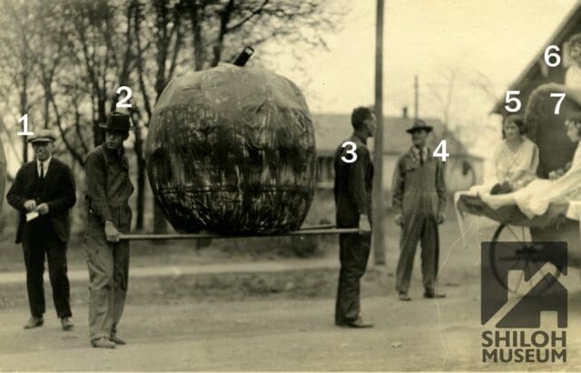 🍎🍎🍎 In time for the 50th anniversary of the @arkansasapplefestival in Lincoln, we have this photo of a gigantic apple. (Or is it a pumpkin?) Really, we have no clue what’s going on here. Here’s what we think: this may be some kind of parade or an event for the University of Arkansas’ agriculture program. We would love to be able to identify the people, when and where this was taken, and what this event was.
📷 Can anyone shed light for this #PhotoIDFriday installment?
🗒️ Note: If you share this photo, please make it public and tag us so we can see the responses. 👀
Thank you!
Photo is from the Shiloh Museum’s Orville J. Hall Jr. and Susan Dulan Hall Collection (S-2025-57-370).
#UniversityofArkansas #FayettevilleArkansas #ShilohMuseum