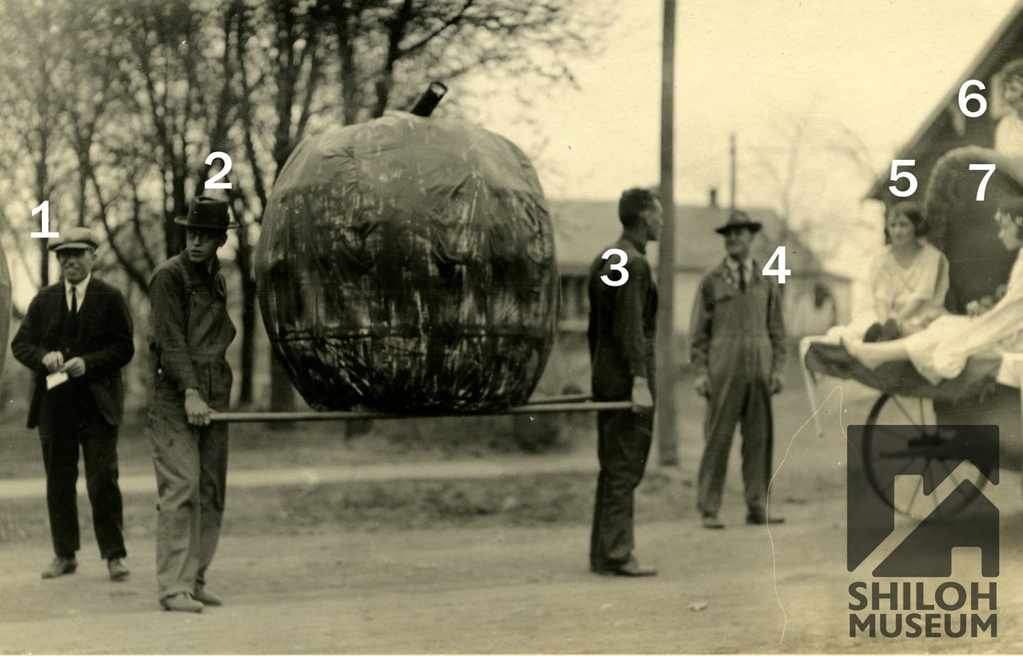 🍎🍎🍎 In time for the 50th anniversary of the @arkansasapplefestival in Lincoln, we have this photo of a gigantic apple. (Or is it a pumpkin?) Really, we have no clue what’s going on here. Here’s what we think: this may be some kind of parade or an event for the University of Arkansas’ agriculture program. We would love to be able to identify the people, when and where this was taken, and what this event was.
📷 Can anyone shed light for this #PhotoIDFriday installment?
🗒️ Note: If you share this photo, please make it public and tag us so we can see the responses. 👀
Thank you!
Photo is from the Shiloh Museum’s Orville J. Hall Jr. and Susan Dulan Hall Collection (S-2025-57-370).
#UniversityofArkansas #FayettevilleArkansas #ShilohMuseum