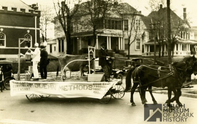 📍📷 Where is this? And why is there a live 🐄 cow on a parade float? It’s highly possible this is somewhere in downtown Fayetteville, but we really don’t know for sure. There are some majestic buildings in the background, including what appears to be a church on the left. We think this is an agriculture parade, possibly connected to the University of Arkansas, but we simply don’t know. This is why we have #PhotoIDFriday!
What do you think? (Bonus points if you can identify any of the individuals.)
#FayettevilleArkansas #UniversityofArkansas #ShilohMusem