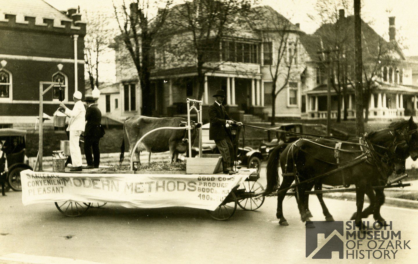 📍📷 Where is this? And why is there a live 🐄 cow on a parade float? It’s highly possible this is somewhere in downtown Fayetteville, but we really don’t know for sure. There are some majestic buildings in the background, including what appears to be a church on the left. We think this is an agriculture parade, possibly connected to the University of Arkansas, but we simply don’t know. This is why we have #PhotoIDFriday!
What do you think? (Bonus points if you can identify any of the individuals.)
#FayettevilleArkansas #UniversityofArkansas #ShilohMusem