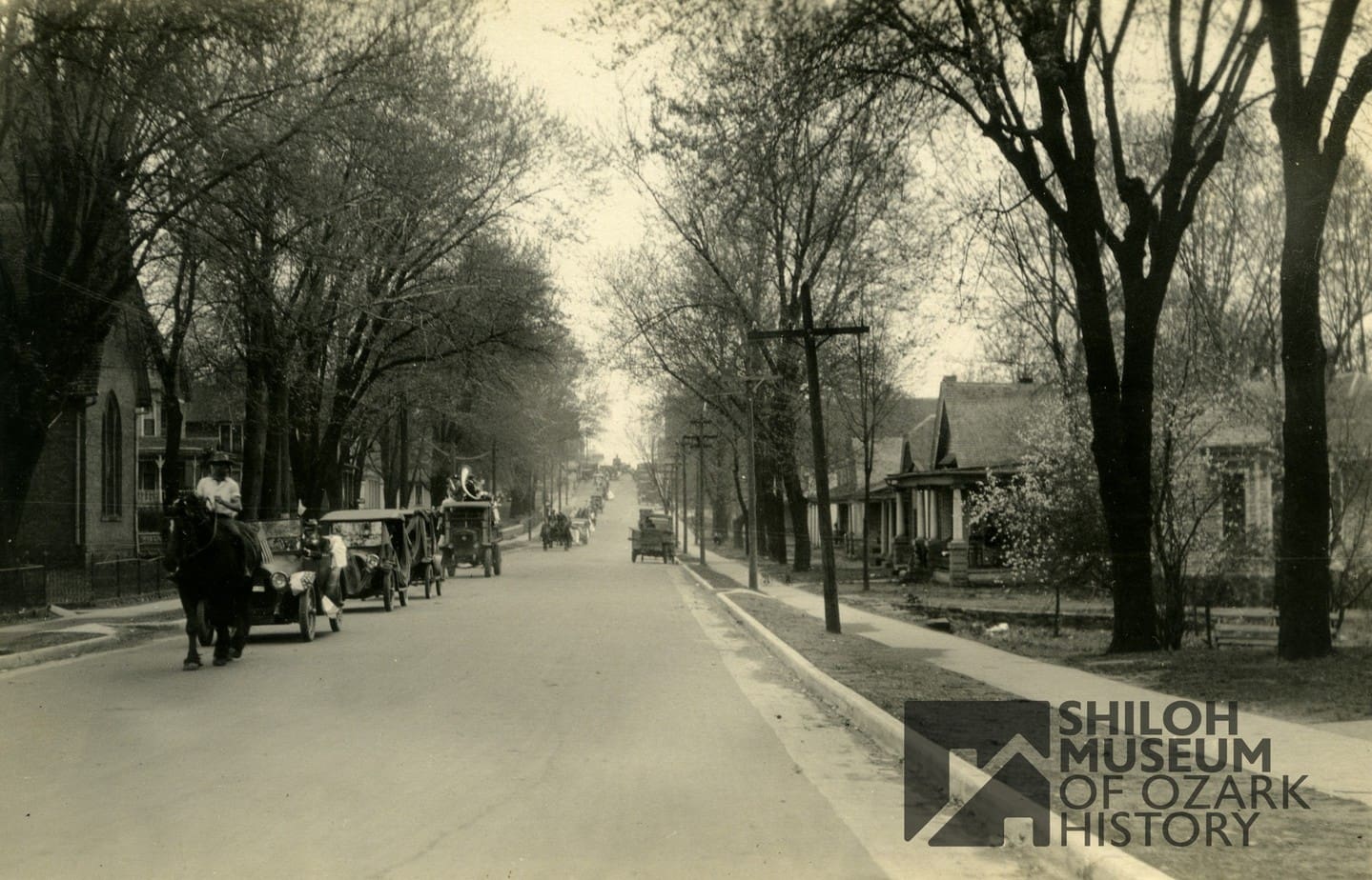 👀Just look at this photo! The cars 🚙🚙🚙! The buildings🏠🏣! This could be East Avenue in Fayetteville. Is that St. Paul’s Episcopal Church on the left in the foreground? Note that the horseback rider appears to have a bandana across his face. There’s also someone playing a sousaphone on one of the trucks. Last clue: trees look like they’re budding, so this could be early spring.
📸 So, our #PhotoIDFriday question is this: Does this look like East Avenue to you? Also, what kind of parade is this and when was this taken? Any and all information is welcome!
Photo is from the Shiloh Museum’s Orville J. Hall Jr. and Susan Dulan Hall Collection (S-2025-57-358).
#ShilohMuseum #FayettevilleArkansas #FayettevilleSquare